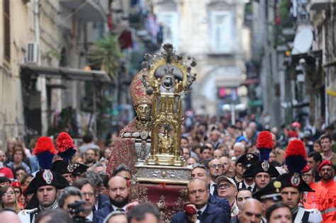 La Festa di San Gennaro e la Rivalità tra Napoli e Roma nel XVIII Secolo: Un Melo Drammatico nella Storia Italiana