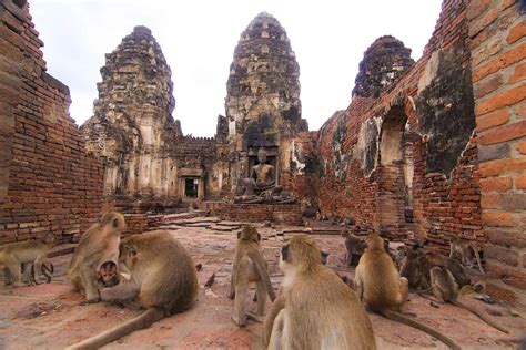 Il Grande Saccheggio di Lopburi: Un'Antica Città Khmer Sotto il Fuoco degli Invasori Mon